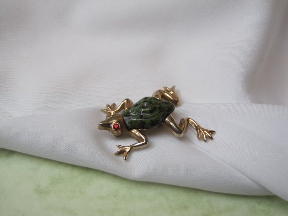 Broche goudkleurige kikker met groen zwart beschilderd glas lijfje 4.2x3.4 cm. - Afbeelding 3