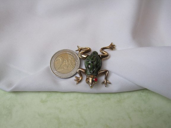 Broche goudkleurige kikker met groen zwart beschilderd glas lijfje 4.2x3.4 cm. - Afbeelding 4