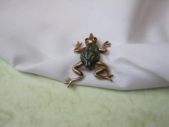 Broche goudkleurige kikker met groen zwart beschilderd glas lijfje 4.2x3.4 cm. - Afbeelding 5
