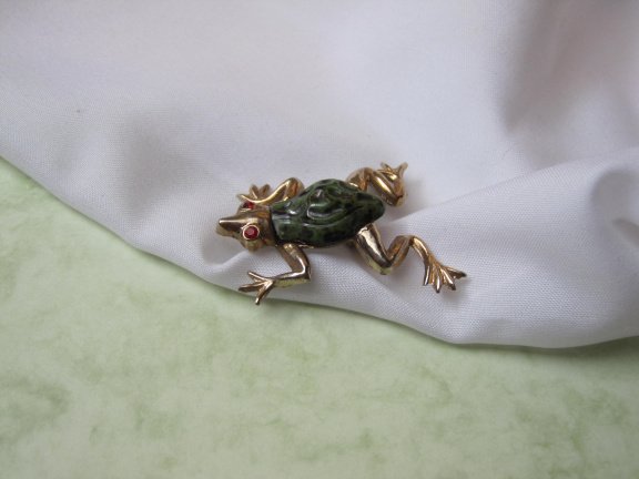 Broche goudkleurige kikker met groen zwart beschilderd glas lijfje 4.2x3.4 cm. - Afbeelding 6