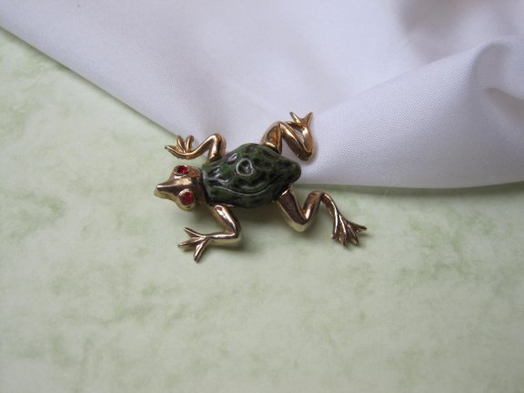 Broche goudkleurige kikker met groen zwart beschilderd glas lijfje 4.2x3.4 cm. - Afbeelding 7
