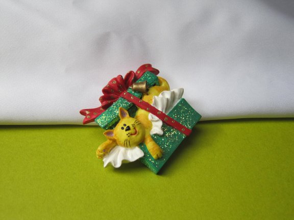 Broche kunststof poes/kat in groene glitter cadeau doos 4.8x3.9 cm. - Afbeelding 2