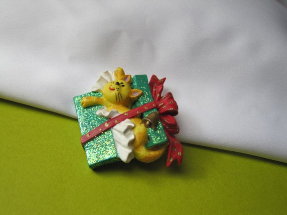 Broche kunststof poes/kat in groene glitter cadeau doos 4.8x3.9 cm. - Afbeelding 3