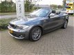 BMW 1-serie Cabrio - 123d High Executive /AUTOMAAT/LEDER/CLIMATE EN CRUISE CONTROL/PDC/NIEUWSTAAT - 1 - Thumbnail