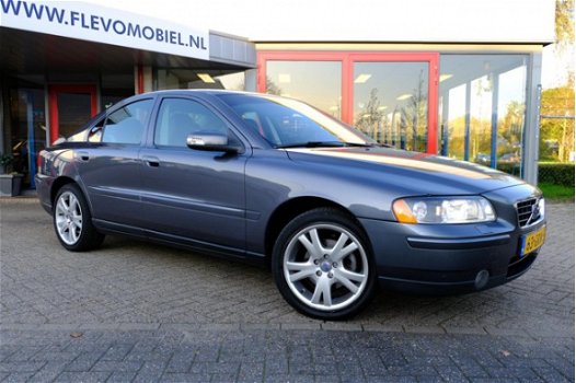 Volvo S60 - 2.4 Momentum Leder/Navi/Clima/Xenon - 1