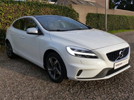 Volvo V40 - 2.0 D2 R-Design, Standkachel, Leder, 'Pano'dak - 1