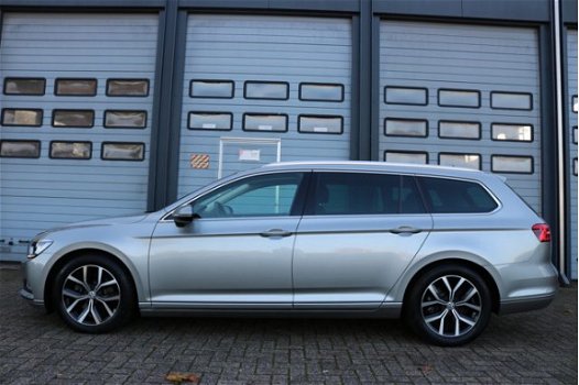 Volkswagen Passat Variant - 1.6 TDI Autom Xenon Led Navi Panodak Privacy glass Pdc Chroom 2015 - 1