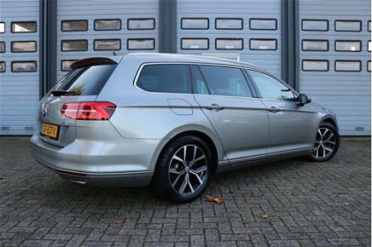 Volkswagen Passat Variant - 1.6 TDI Autom Xenon Led Navi Panodak Privacy glass Pdc Chroom 2015 - 1