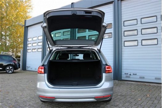 Volkswagen Passat Variant - 1.6 TDI Autom Xenon Led Navi Panodak Privacy glass Pdc Chroom 2015 - 1