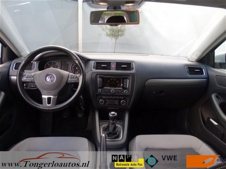 Volkswagen Jetta - 1.6 TDI Highline BlueMotion /Navi/Dealer onderhouden/nieuwstaat - 1