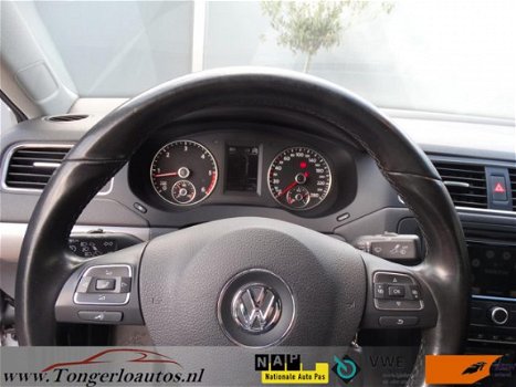 Volkswagen Jetta - 1.6 TDI Highline BlueMotion /Navi/Dealer onderhouden/nieuwstaat - 1