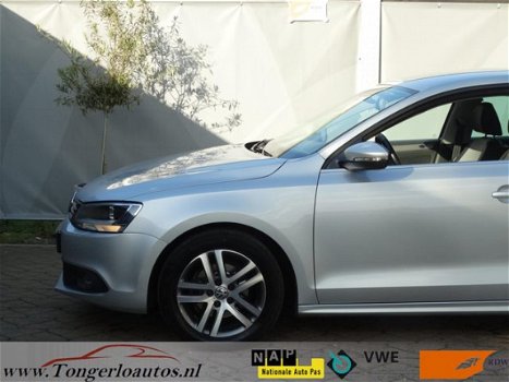 Volkswagen Jetta - 1.6 TDI Highline BlueMotion /Navi/Dealer onderhouden/nieuwstaat - 1