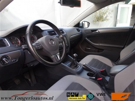 Volkswagen Jetta - 1.6 TDI Highline BlueMotion /Navi/Dealer onderhouden/nieuwstaat - 1