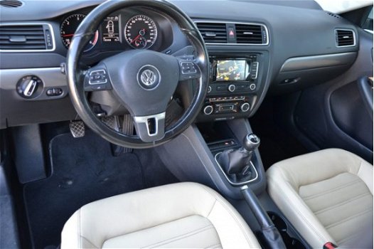 Volkswagen Jetta - 1.6 TDI Highline navi pdc ecc distributie vernieuwd BlueMotion - 1