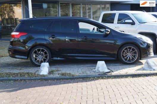 Ford Focus Wagon - 2.0 EcoBoost ST-2 280 PK wolf in schaapskleren - 1