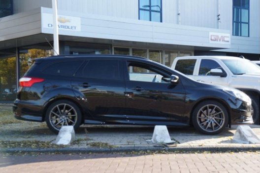 Ford Focus Wagon - 2.0 EcoBoost ST-2 280 PK wolf in schaapskleren - 1