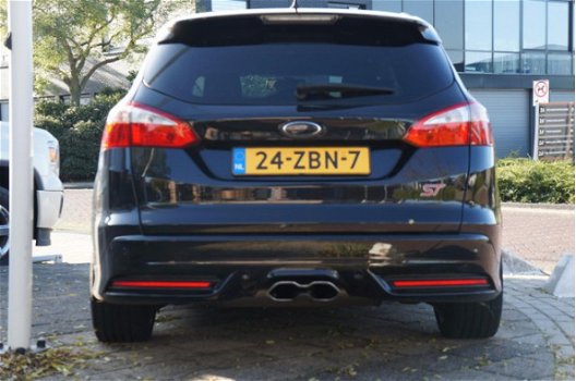 Ford Focus Wagon - 2.0 EcoBoost ST-2 280 PK wolf in schaapskleren - 1