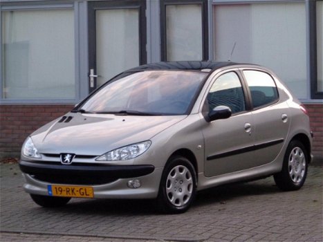 Peugeot 206 - 1.4-16V Gentry PANORAMADAK/AIRCO/NAP/NIEUWE APK/5DRS - 1