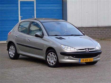 Peugeot 206 - 1.4-16V Gentry PANORAMADAK/AIRCO/NAP/NIEUWE APK/5DRS - 1