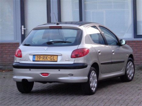 Peugeot 206 - 1.4-16V Gentry PANORAMADAK/AIRCO/NAP/NIEUWE APK/5DRS - 1