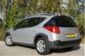 Peugeot 207 SW Outdoor - 1.6 HDiF X-line | Airco | Pano | Leder - 1 - Thumbnail