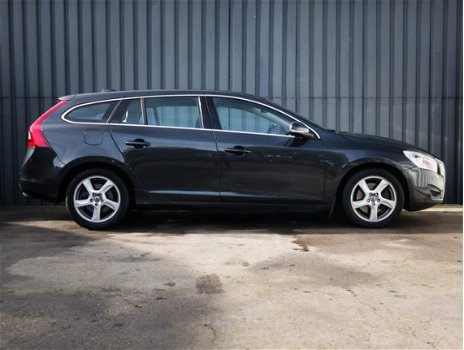 Volvo V60 - 2.4 D5, Momentum, Navigatie, Dealer Onderhouden, NL-Auto - 1