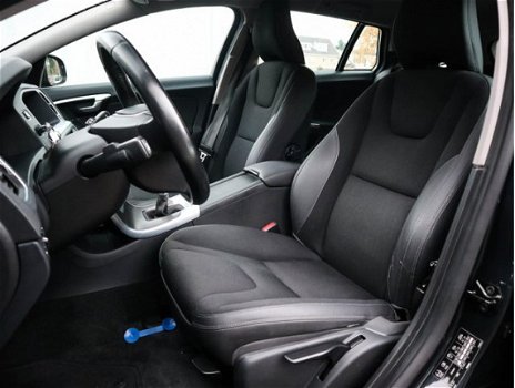 Volvo V60 - 2.4 D5, Momentum, Navigatie, Dealer Onderhouden, NL-Auto - 1