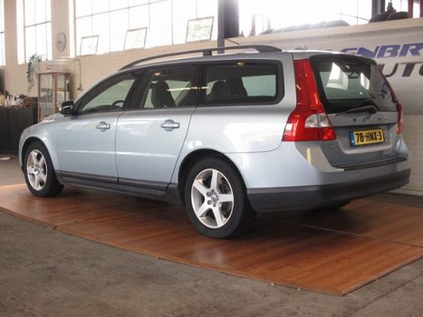 Volvo V70 - 2.5T Kinetic Leer - 1