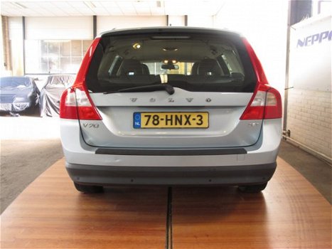 Volvo V70 - 2.5T Kinetic Leer - 1