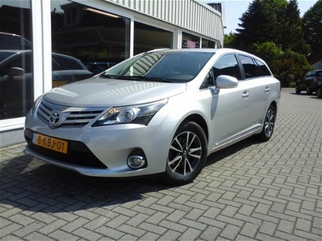 Toyota Avensis Wagon - 1.8 VVTi Business Navigatie/Cruise/Trekhaak/Parkeersensoren - 1