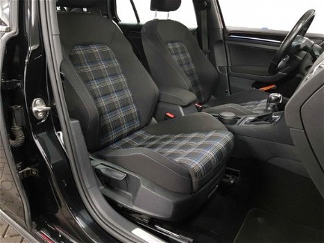 Volkswagen Golf - 1.4 TSI GTE Navigatie, Xenon, parkeersensoren, lichtmetalenvelgen - 1