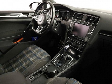 Volkswagen Golf - 1.4 TSI GTE Navigatie, Xenon, parkeersensoren, lichtmetalenvelgen - 1