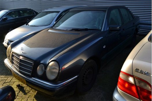 Mercedes-Benz E-klasse - 200 Sedan Airco Elek. Ramen Startblokkering Probleem - 1