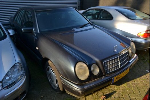 Mercedes-Benz E-klasse - 200 Sedan Airco Elek. Ramen Startblokkering Probleem - 1