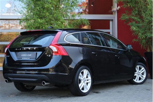 Volvo V60 - T3 150pk Powershift Momentum | Broekhuis Onderhouden / Navigatie / Park Assist / City Sa - 1