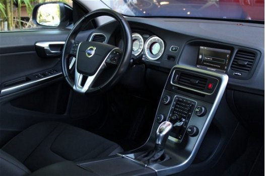 Volvo V60 - T3 150pk Powershift Momentum | Broekhuis Onderhouden / Navigatie / Park Assist / City Sa - 1