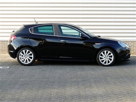 Alfa Romeo Giulietta - 1.6 JTDm Distinctive Leer, Navi, Klima - 1