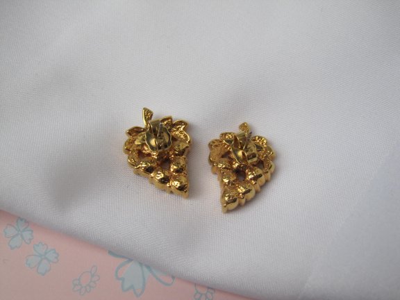 Oorbellen Avon goudkleurige druiventrosjes paars kristal rijnsteentjes 2.1x1.5 cm - Afbeelding 2