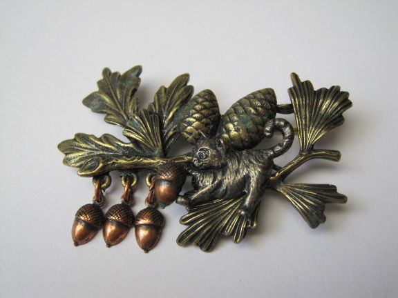 Broche KC bronskleurig dennentakje dennenappels, eikeltjes en poes 5.9x4.0 cm - nr. 1