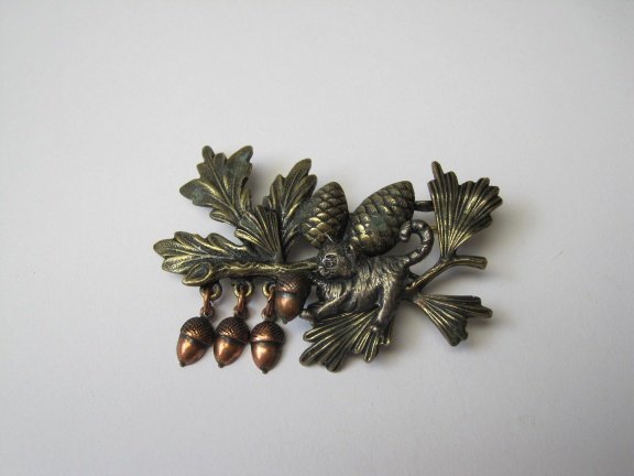 Broche KC bronskleurig dennentakje dennenappels, eikeltjes en poes 5.9x4.0 cm - Afbeelding 2