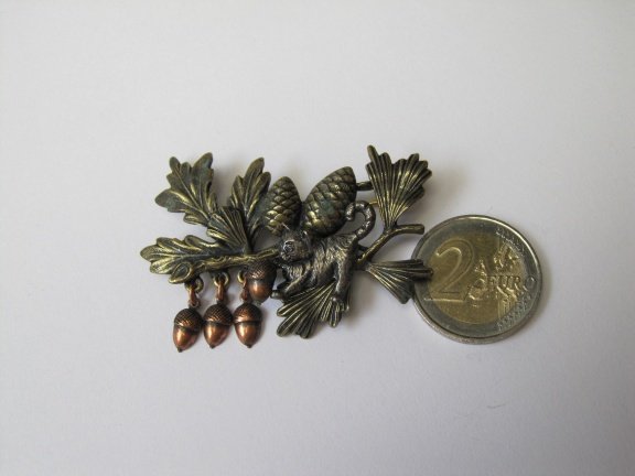 Broche KC bronskleurig dennentakje dennenappels, eikeltjes en poes 5.9x4.0 cm - Afbeelding 3