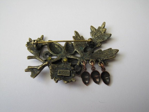 Broche KC bronskleurig dennentakje dennenappels, eikeltjes en poes 5.9x4.0 cm - Afbeelding 4