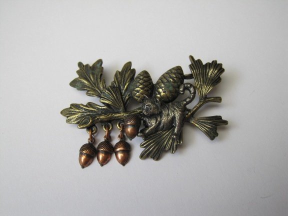 Broche KC bronskleurig dennentakje dennenappels, eikeltjes en poes 5.9x4.0 cm - Afbeelding 5