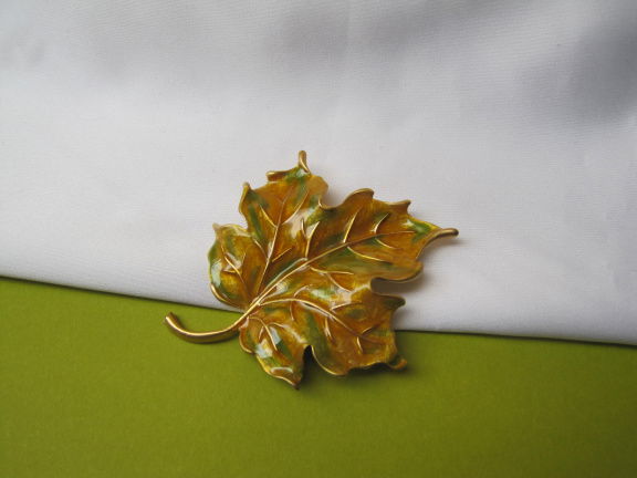 Broche goudkleurig emaille herfst tinten Esdoorn blad 6.6x5.3 cm. - nr. 1