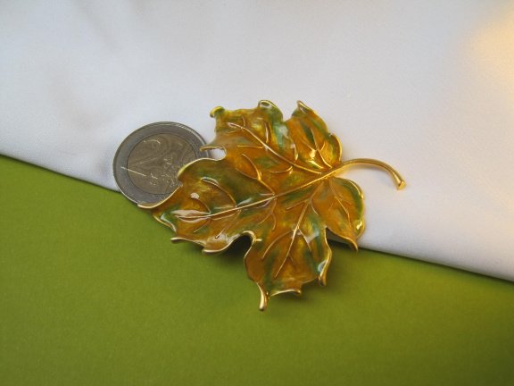 Broche goudkleurig emaille herfst tinten Esdoorn blad 6.6x5.3 cm. - Afbeelding 2