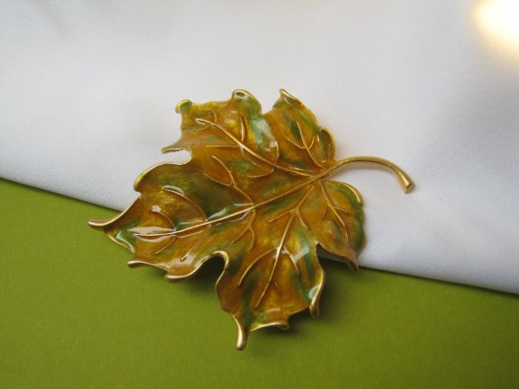 Broche goudkleurig emaille herfst tinten Esdoorn blad 6.6x5.3 cm. - Afbeelding 4