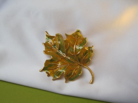 Broche goudkleurig emaille herfst tinten Esdoorn blad 6.6x5.3 cm. - Afbeelding 5