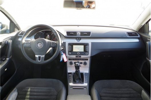 Volkswagen Passat - 1.6 TDI HIGHLINE EXECUTIVE EDITION | Navi | Cruise | Trekhaak | - 1