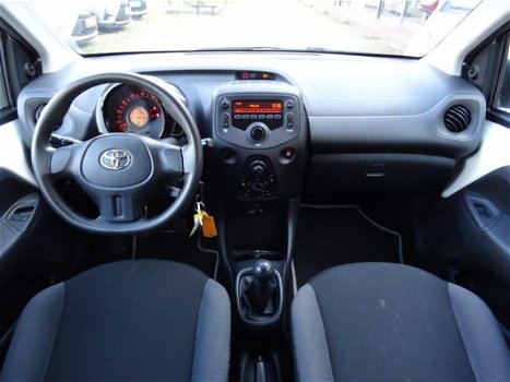 Toyota Aygo - 1.0 VVT-i x-now / Airconditioning / Led Dagrijverlichting / Radio met USB / Electrisch - 1