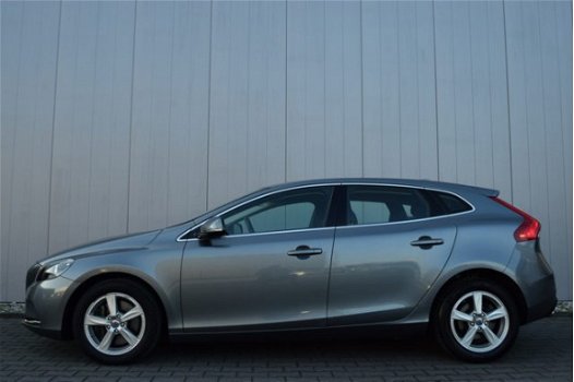 Volvo V40 - 2.0 D4 190pk Momentum Business Half Leder, Full Map Navi, LED, PDC, Dealer Onderhouden - 1